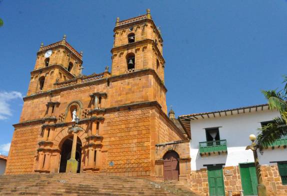 Igreja na praça central de Barichara, na Colômbia